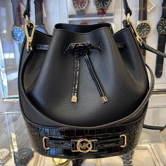 MICHAEL KORS 
Reed Medium Pebbled Leather Belted Bucket Messenger Satchel Crossb - Picture 14 of 16